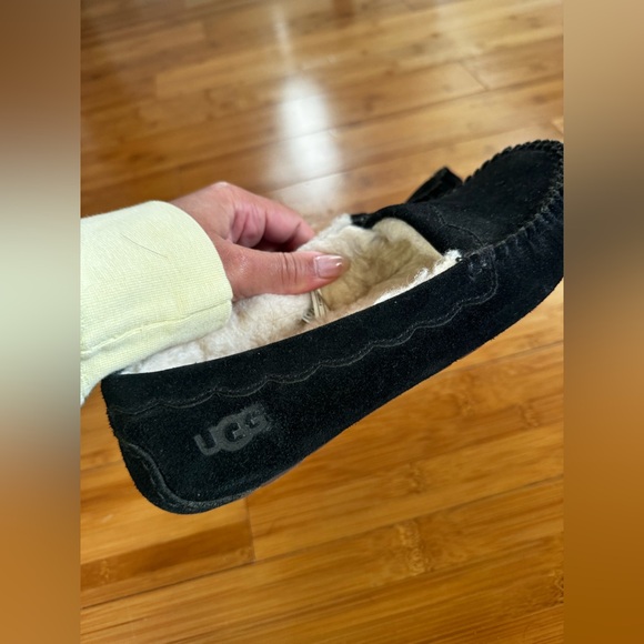 Women’s Ugg slippers - Picture 2 of 4